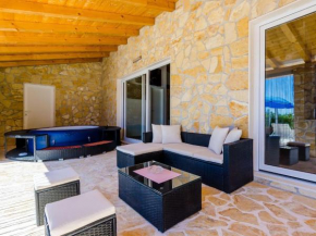 Villa Mateo - Three Bedroom Apartment with Terrace and Private Pool